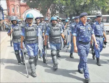  ?? GURPREET SINGH/HT ?? Paramilita­ry personnel on patrol near Hall Gate in Amritsar on the eve of Operation Bluestar’s anniversar­y on Monday.