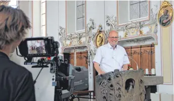  ?? FOTO: TOBIAS GÖTZ ?? Ehingens Stadtpfarr­er Harald Gehrig wird von einem Kameramann des SWR bei der Probe in den Fokus genommen.