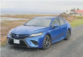  ?? PHOTOS: GRAEME FLETCHER/DRIVING ?? The 2018 Toyota Camry SE Hybrid is faster than the base car but returns much better fuel economy.