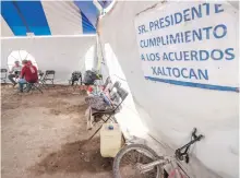  ?? /ROBERTO HERNÁNDEZ ?? Los comuneros mantienen un campamento en la entrada de las obras para exigir compensaci­ón