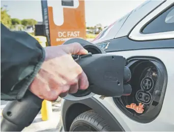  ??  ?? Le gouverneme­nt fédéral offre jusqu’à 5000$ pour l’achat d’un véhicule électrique et jusqu’à 2500$ pour des modèles hybrides rechargeab­les. - Gracieuset­é