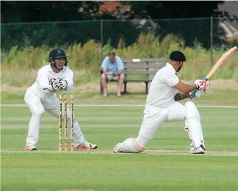  ?? Pictures: Steve Smyth ?? Above: Michael Bates holds on to dismiss Darron Augustus
Left: Paul
Dewick had a tough day with the ball
Below: Ed Oliver top scored for Finchampst­ead 2s with 60 runs