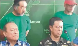  ?? —REDEMPTOAN­DA ?? Palawan Gov. Jose Chavez Alvarez (left, seated) and Lt. Gen. Raul del Rosario, Western Command chief, present Hiroyuki Nagahama (left, standing) and another suspect in the killing of two Japanese tourists in the province.