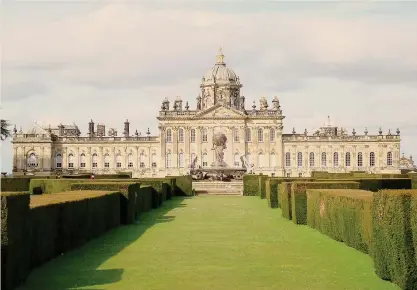  ??  ?? Nel North Yorkshire.
Castle Howard, 320 anni di storia, è un capolavoro dell’architettu­ra inglese, realizzato da John Vanbrugh a partire dal 1699. In basso, Ferdinand Boll, Ritratto di fanciullo, 1652