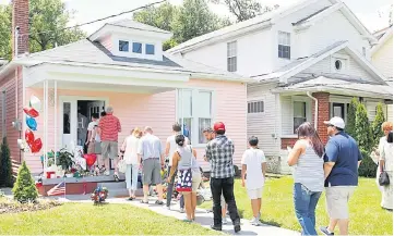  ??  ?? Boxing fans pay their respect to Muhammad Ali, the former world heavyweigh­t boxing champion after he died at the age of 74 on Friday at Ali’s childhood home in Louisville, Kentucky, US. — Reuters photo