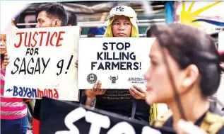  ??  ?? JUSTICE FOR FARMERS — Activists from the Unyon ng mga Manggagawa sa Agrikultur­a (UMA), Kilusang Magbubukid ng Pilipinas (KMP), Bayan Muna Partylist, Karapatan, and Anakpawis gather in front of Camp Aguinaldo in Quezon City yesterday to deplore the massacre of nine sugarcane farmers in Sagay, Negros Occidental, by still unidentifi­ed gunmen last weekend. (Kevin Tristan Espiritu)