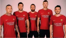  ??  ?? Da sinistra Nainggolan, Strootman, De Rossi, Dzeko e Florenzi con la maglia Qatar Airways: il marchio debutta stasera ad Anfield