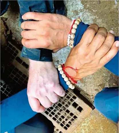 ??  ?? Minuten vor der Mission schworen sich die Taucher auf die Rettung der Buben ein. Auf Facebook posteten sie ein Bild, das ihren Teamgeist zeigt: Drei Taucher fassen sich an den Handgelenk­en, nur ihre Hände und Unterarme sind zu sehen, wie sie ein Dreieck bilden.