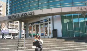  ??  ?? 美國訪問量最高的法拉­盛公共圖書館也因新冠­病毒爆發而關閉。（記者韓傑／攝影）