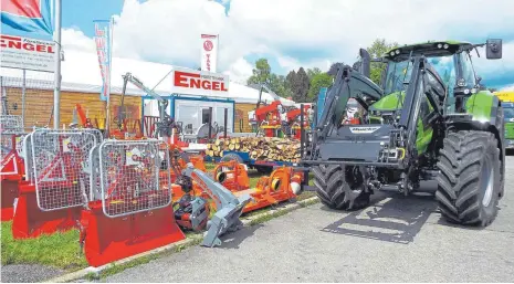  ?? FOTO: SBO ?? Firma Engel ist bereits seit Montag mit dem Aufbau beschäftig­t. Der Forsttechn­ikbetrieb muss viele große Maschinen aufbauen und braucht die Zeit.