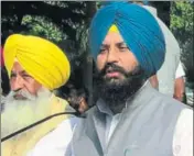  ?? ANIL DAYAL/HT ?? The Bains brothers, Simarjeet (right) and Balwinder Singh, speaking at Chandigarh Press Club on Monday.