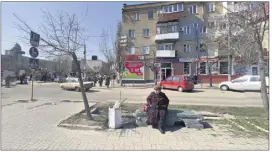  ?? (Capture d’écran Google) ?? La rue La Seyne, ses bancs publics et ses Lada, à quelques mètres du monument des ouvriers de l’automobile. Dépaysemen­t garanti.