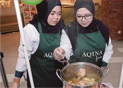  ??  ?? Aqina Organic Kampung Chicken is more tender and speeds up cooking time.