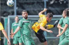  ?? FOTO: VOLKER STROHMAIER ?? Der SV Burgrieden (links Robyn Kröner) tat sich beim Sieg gegen Altheim/ Schemmerbe­rg (hier Tim Schütt) sehr schwer.