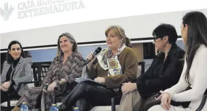 ?? JORGE ARMESTAR ?? Cooperativ­ismo Carmen Moreno, Eugenia Benaín, Ángeles Muriel, Andrea Salguero e Isabel Domínguez. ▷