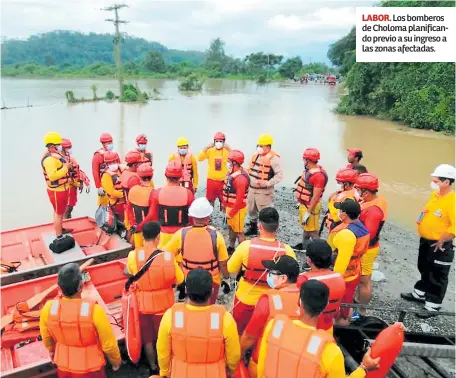  ??  ?? LABOR. Los bomberos de Choloma planifican­do previo a su ingreso a las zonas afectadas.