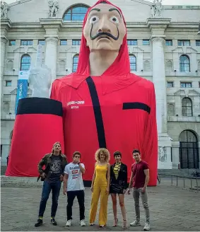  ??  ?? Il cast a Milano
Da sinistra gli attori Luka Peros, Miguel Herran, Esther Acebo, Ursula Corbero e Jaime Lorente