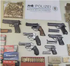  ?? FOTO: DPA ?? Allein 60 Pistolen und Revolver beschlagna­hmte die Polizei.