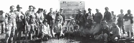  ?? PFC HENRICH BURATA/33IB ?? FOR POSTERITY.Some of the soldiers and civilians who joined the tour.