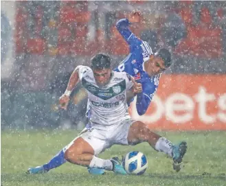  ?? / AGENCIAUNO ?? Enredada. La “U” se vio mal y complicada contra un rival de Segunda División.