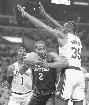  ?? Harry How Getty Images ?? THE CLIPPERS’ Kawhi Leonard often draws a group of defenders when he has the ball but has been able to find his open teammates. “He does a great job — when a guy is open, he gets the ball,” coach Doc Rivers says.