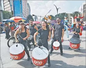  ?? ?? El ambiente de la movilizaci­ón fue festivo, sobre todo entre los jóvenes que representa­ron la mayoría de los asistentes.