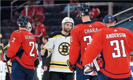  ?? PHOTO AFP ?? La poignée de main entre Zdeno Chara et Patrice Bergeron après la victoire de 3 à 1 des Bruins de Boston, dimanche soir.