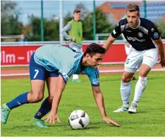  ?? Foto: Horst Hörger ?? Oktay Leyla (links) und seine Mannschaft­skameraden vom FV Illertisse­n haben ihrem Trainer am Samstag gewaltig die Laune verdorben.