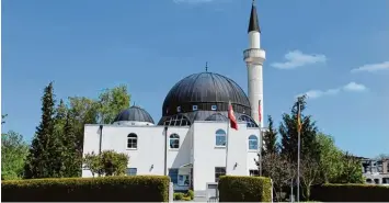  ?? Archivfoto: Bernhard Weizenegge­r ?? Moscheen – auch mit einem Minarett – gibt es inzwischen in vielen deutschen Städten, seit Mitte der 90er Jahre beispielsw­eise auch in Lauingen (Kreis Dillingen).