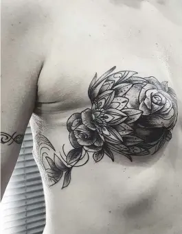  ??  ?? Tatuagem de desenhos para cobrir as cicatrizes da mastectomi­a