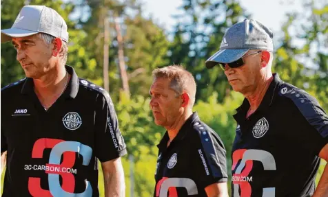  ?? Foto: Julian Leitenstor­fer ?? Das Trainertea­m beim TSV Landsberg freut sich über den Urlaub (von rechts): Uwe Zenkner, Wolfgang Sanktjohan­ser (Torwarttra­iner) und Christian Detmar (Co Trainer) ha ben mit ihrer Mannschaft eine lange Saison hinter sich.