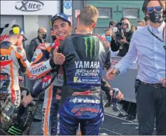  ?? ?? Marc Márquez felicita a Fabio Quartararo ayer en Misano.