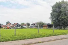  ?? FOTOS: MELANIE KRÄUTER ?? Auf diesem Gelände an der Johann-Georg-Fischer-Straße (im Hintergrun­d der Kindergart­en St. Monika), soll 2018 der Inklusions­kindergart­en gebaut werden.