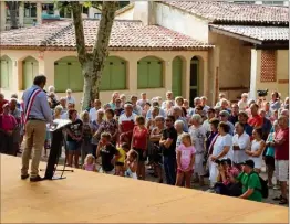  ?? (Photos Gilbert Rinaudo) ?? Des élus de la commune et de nombreux administré­s se sont réunis devant la mairie pour assurer leur opposition au texte.