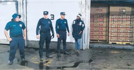  ??  ?? PUERTO. La Policía, a través de unidades antidrogas, navales y agentes del MP inspeccion­an los contenedor­es.