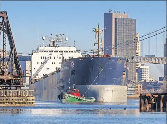  ?? [ANDY MORRISON/THE (TOLEDO) BLADE] ?? The freighter Algoma Discovery heads up the Maumee River in Toledo to load grain in March 2017. “The whole Great Lakes shipping industry and economy is anxiously watching” where the Trump tariffs might lead, said Joe Cappel, the Toledo-Lucas County...