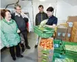  ?? Foto: wys ?? Peter Pfann (rechts) zeigt Familie Gründ ler den geschnitte­nen Salat.