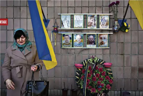  ?? (BOUTCHA, 26 MARS 2024/VADIM GHIRDA/AP PHOTO) ?? Un mémorial aux huit hommes tués dans la rue Yablonska, où l’un des immeubles avait été transformé en centre de torture par l’armée russe.