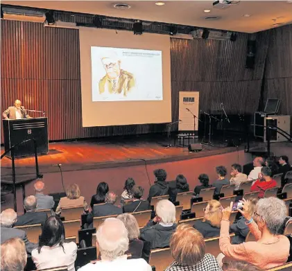  ?? MARTÍN BONETTO ?? A sala llena. El periodista Eduardo van der Kooy recordó anécdotas con Menchi Sábat.