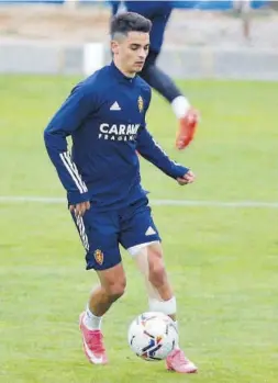  ?? NURIA SOLER ?? Bermejo controla un balón en una sesión.