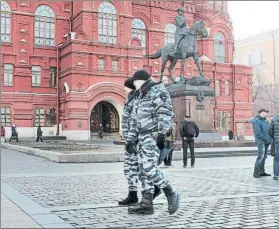  ?? FOTO: GETTY ?? Dos policias pasean en la Plaza Roja de Moscú