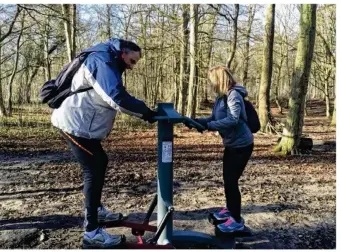  ??  ?? Les malades chroniques pourront bientôt pratiquer une activité physique sur ordonnance, encadrés par des éducateurs sportifs spécialisé­s. (photo d’illustrati­on).