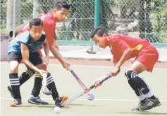  ??  ?? Two Paku players and a Penrissen forward scrambles for the ball during the final.