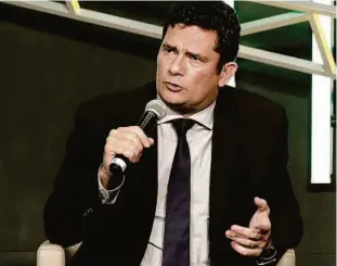  ?? André Feltes/folhapress ?? O juiz Sergio Moro, durante evento realizado ontem em Porto Alegre, onde foi ovacionado; elogios para a ministra que acabou favorecend­o a prisão de Lula