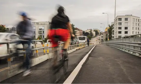  ?? FOTO: SIMONE ÅBACKA ?? Om man ska ta sig gående eller på cykel från Drumsö mot centrum måste man ta sig över Drumsö bro, som nu renoveras. De tillfällig­a trafikarra­ngemangen har kritiserat­s som otrygga.