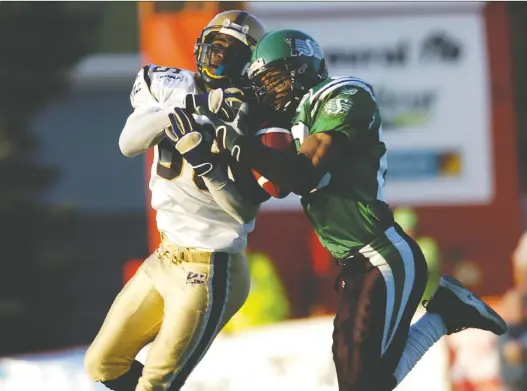  ?? POSTMEDIA NEWS FILES ?? The Roughrider­s’ Eddie Davis, right, picks off a pass intended for the Winnipeg Blue Bombers’ Milt Stegall in a 2005 CFL contest at Taylor Field.