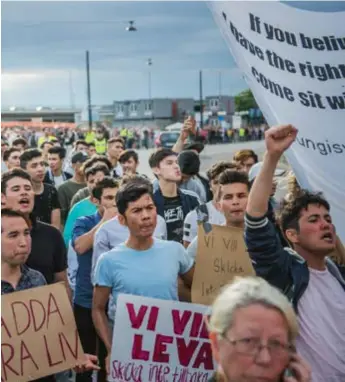  ?? FOTO: SACHARIAS KÄLLDÉN ?? FLYTT. Sittstrejk­en flyttade efter att den blivit attackerad med pyroteknik och slagord.