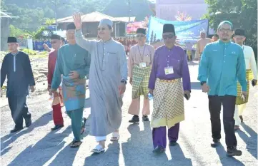  ??  ?? Dr Hazland (front, centre) leads the Maulidur Rasul procession.