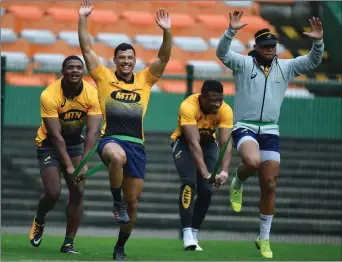  ?? PHANDO JIKELO/AFRICAN NEWS AGENCY/ANA ?? HAPPY AT HOME: Springbok players, with Embrose Papier and Elton Jantjies in front, seem to be enjoying their practice during the captain’s run at Newlands yesterday.