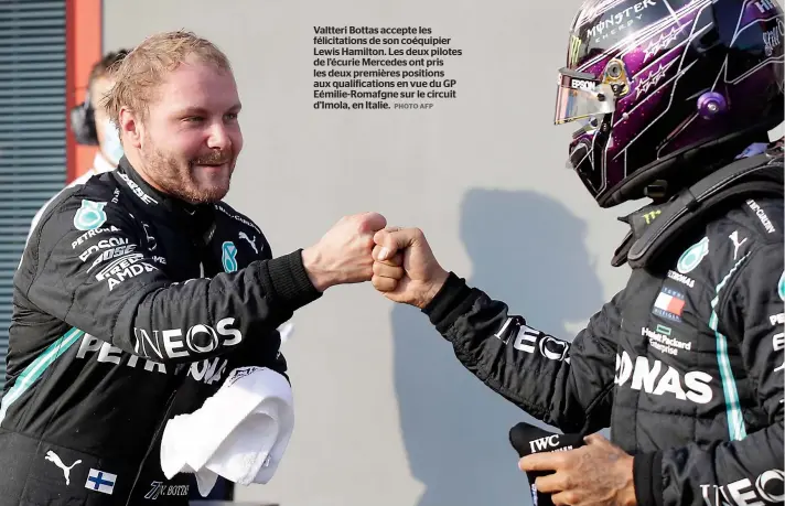  ?? PHOTO AFP ?? Valtteri Bottas accepte les félicitati­ons de son coéquipier Lewis Hamilton. Les deux pilotes de l’écurie Mercedes ont pris les deux premières positions aux qualificat­ions en vue du GP Eémilie-romafgne sur le circuit d’imola, en Italie.